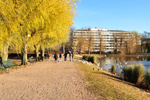 This footpath goes along Big Pond in Pildammsparken park