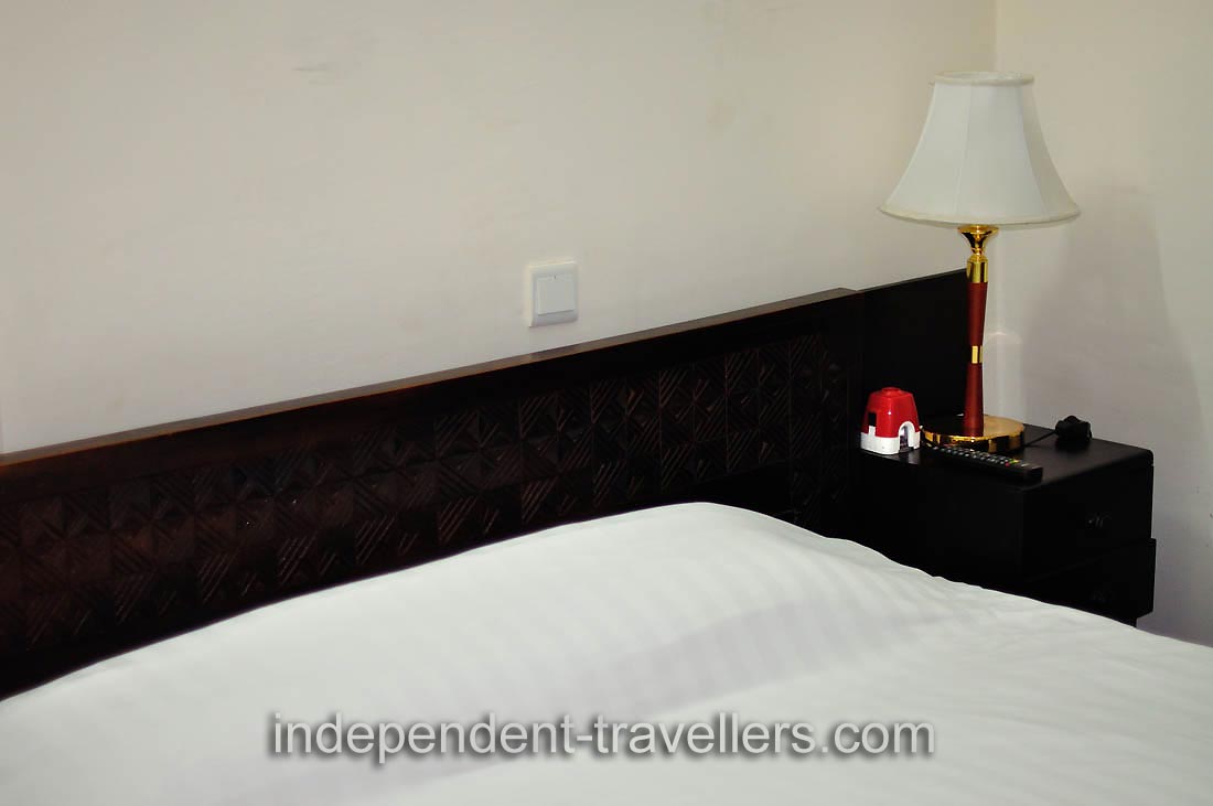 Hotel Magnificat: a double bed is in the room