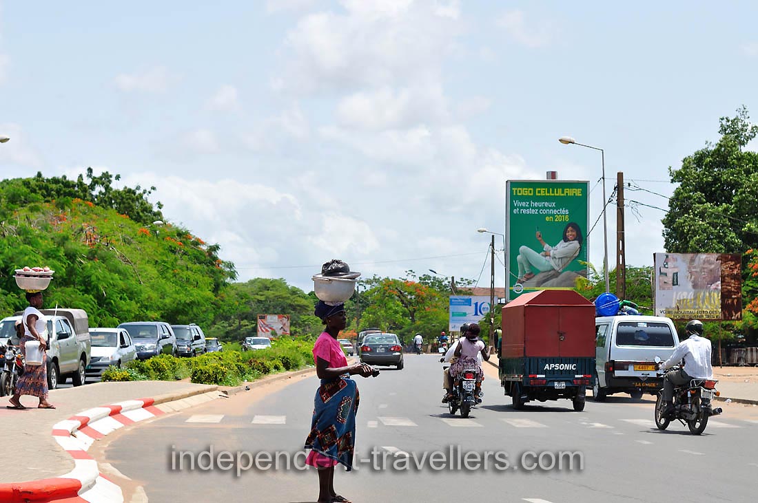 Avenue Maman N'Danida as seen from the roundabout of Place de la Paix