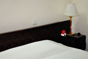 Hotel Magnificat: a double bed is in the room