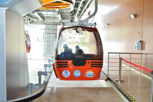 The cable car carrier #1 moves around the lower station