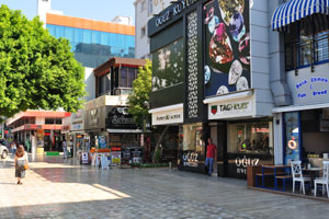 Oğuz Kuyumculuk jewelry store is located on Atatürk boulevard