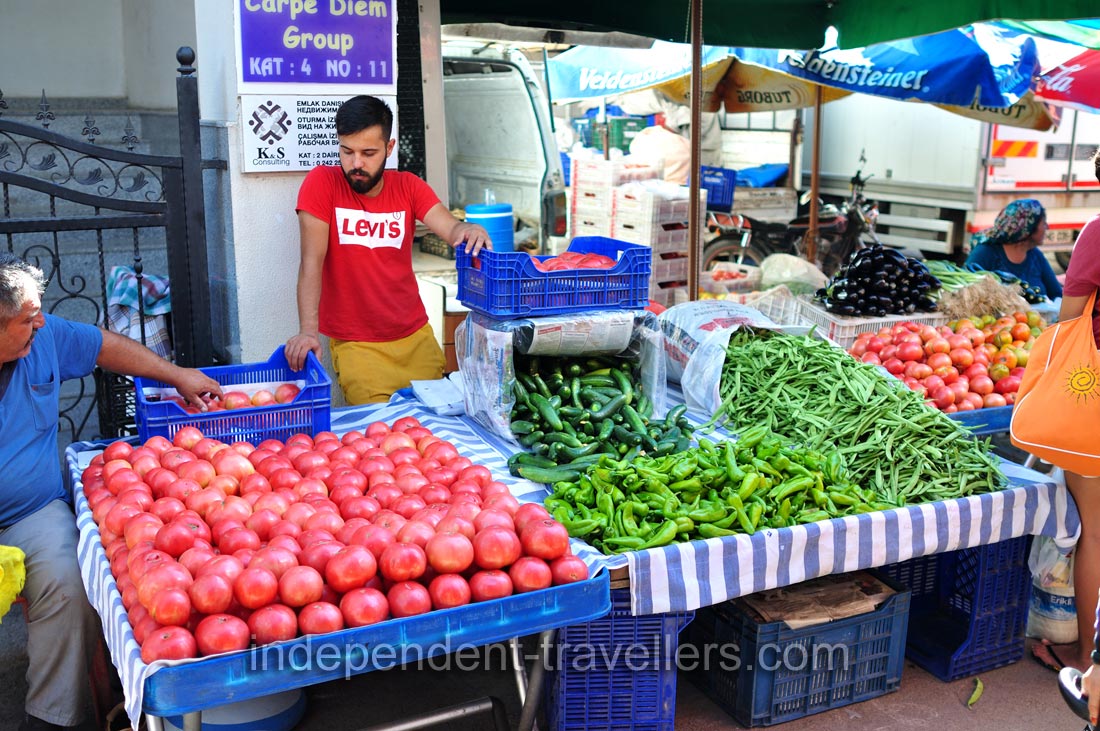 Red tomatoes, green cucumbers and asparagus