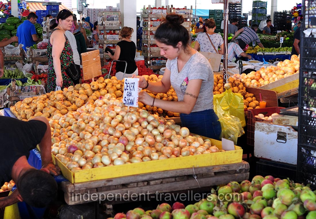A girl sells &ldquo;Şeker gibi Soğan&rdquo; onion