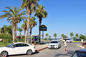 This road intersection is adjacent both to Bileydi Park and Konyaaltı Beach