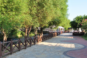 The fenced paved footway goes directly to Lower Düden Falls along the Düden River