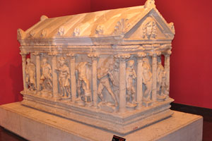 The Heracles Sarcophagus from the 2nd century AD was made from the marble (Inv.: 928)