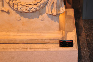 The information plate reads “Sarcophagus, Perge, 2nd century AD, Marble, Inv.: 373”