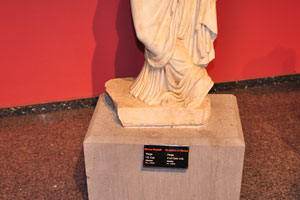 The information plate reads “Sculpture of Mousa, Perge, 2nd century AD, Marble, Inv.: 2.29.81”