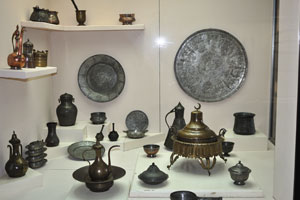 Utensils are in the hall of the Turkish - Islamic Period Works