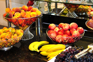 Apples and peaches are available in the Sultan restaurant