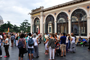 Many tourists have gathered in the Pinacoteca courtyard