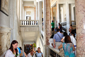 This corridor and staircase are located between the Hall of the Chariot and the Gallery of the Candelabra