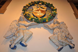 Pinacoteca art gallery, Room V: Coat of arms supported by two angels