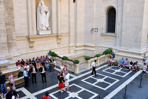 The tiny square is adjacent to the marble statue of S. Gregorius Armeniae Illuminator