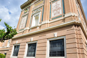 The inscription on the building of Pinacoteca reads “Leonardo”