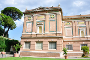 The inscription on the building of Pinacoteca reads “Raffaello”