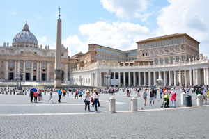 The open space which lies before the basilica was redesigned by Bernini from 1656 to 1667, under the direction of Pope Alexander VII