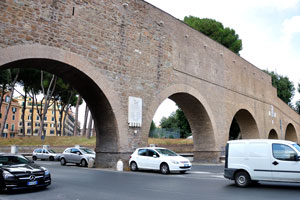 This fragment of the Passetto di Borgo is on the intersection between streets of Piazza Adriana and Borgo Sant'Angelo