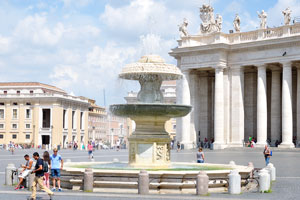 The southern fountain was created by Carlo Fontana in 1675 under the direction of Bernini