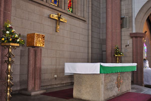 The close-up photograph of the altar of St. Mary's Cathedral Basilica