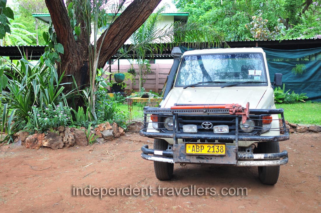 The 4x4 Safari Toyota with the number plate ABP 2138 is parked at the Shoestrings Backpackers Lodge