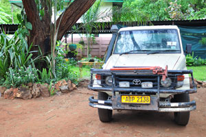 The 4x4 Safari Toyota with the number plate ABP 2138 is parked at the Shoestrings Backpackers Lodge