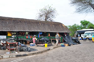 Souvenir stalls are located in the centre of the parking lot